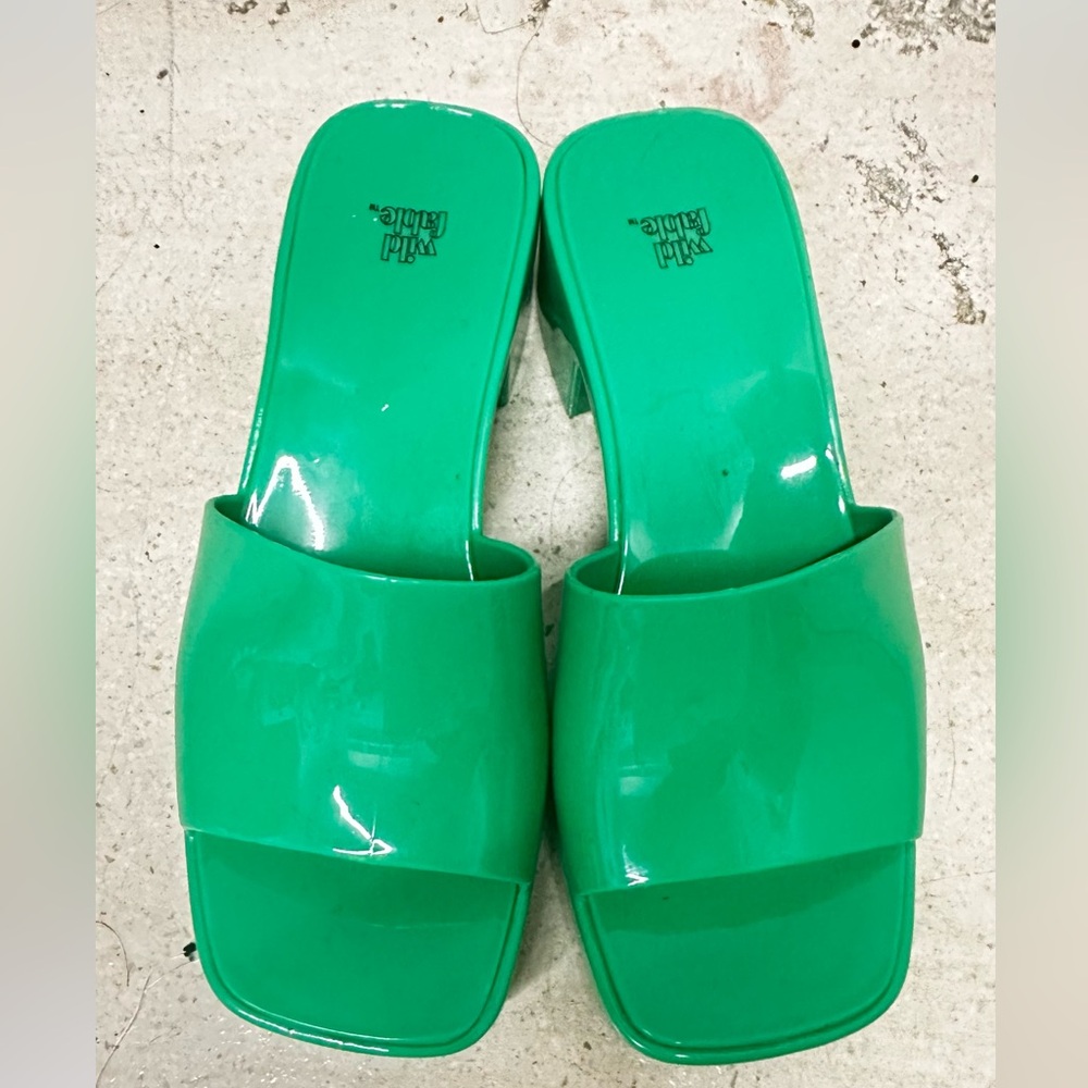 Wild fab jelly sandals, never worn in color Kelly green